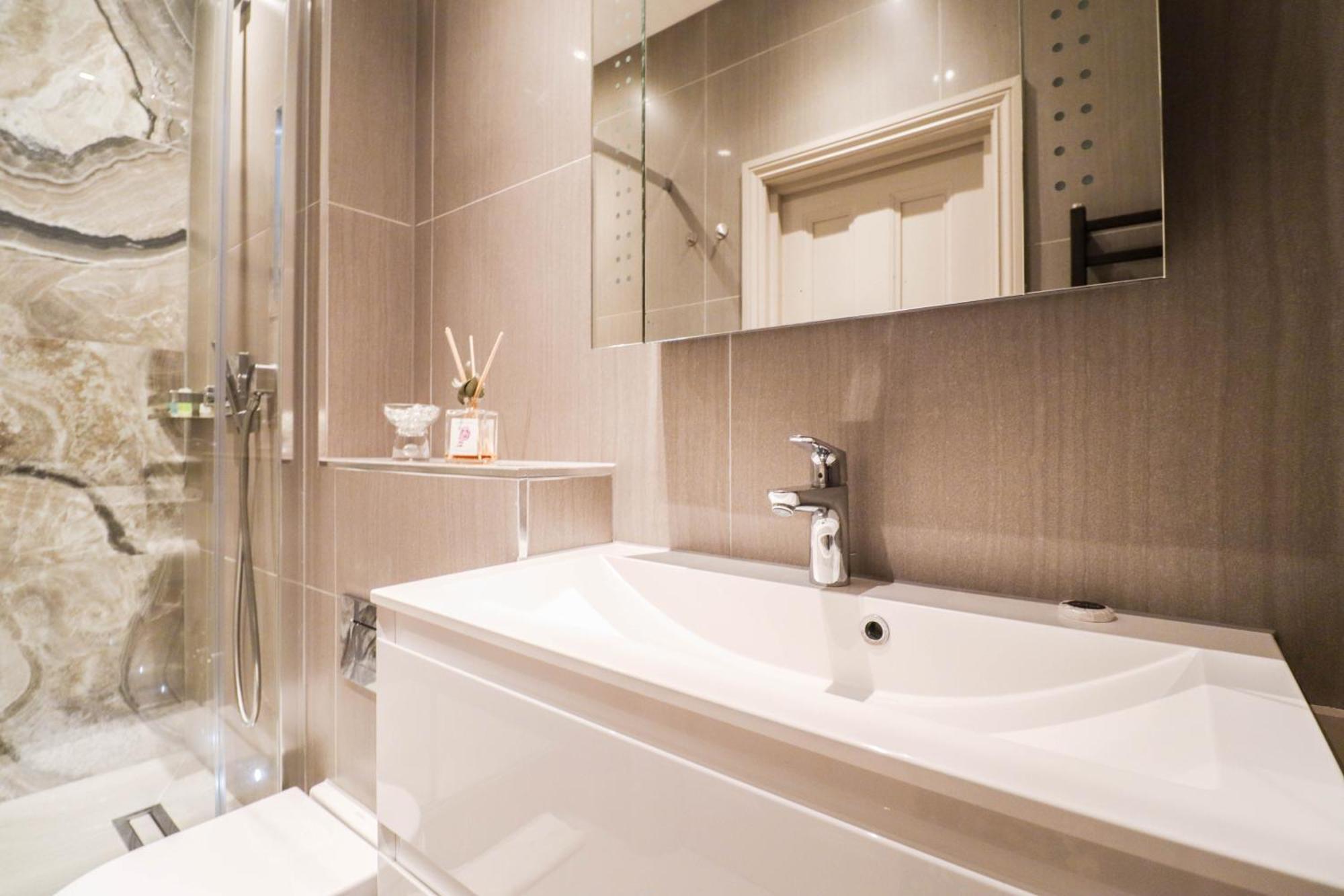 Lovely Kensington Apartment In A Prime Location *